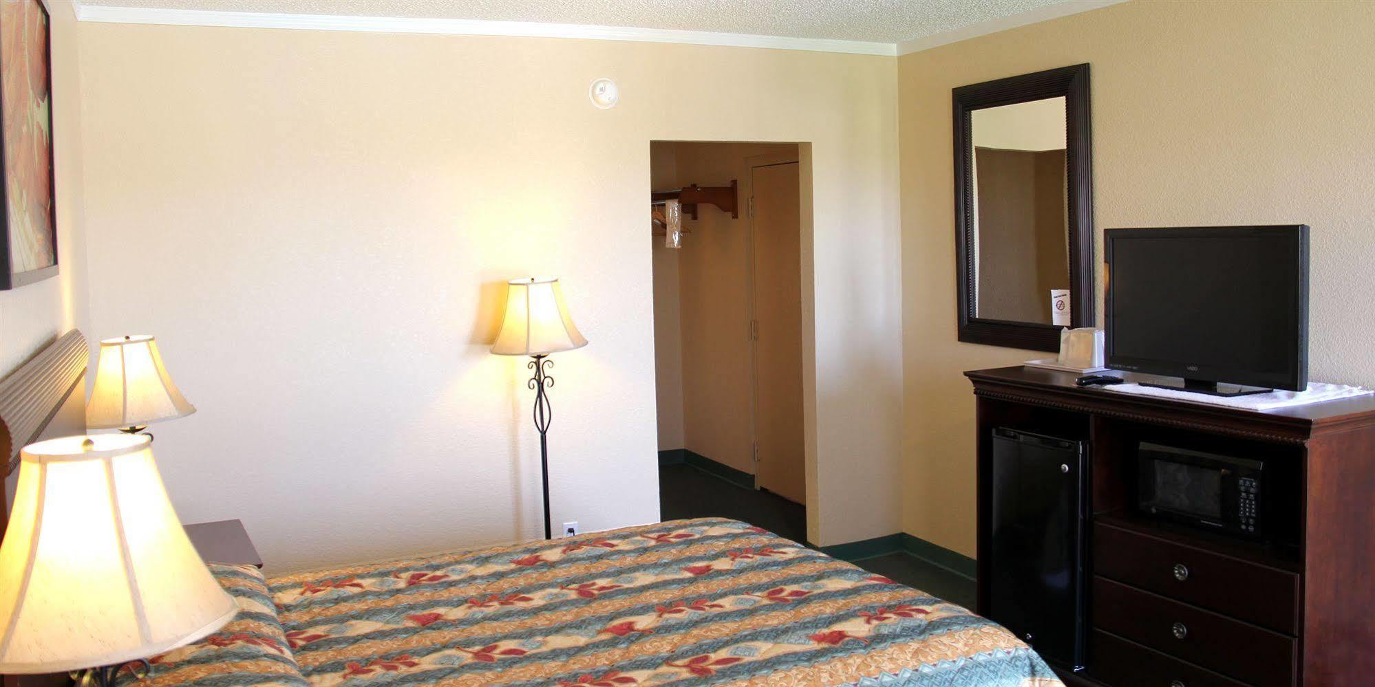 Baymont By Wyndham Deming Hotel Екстериор снимка